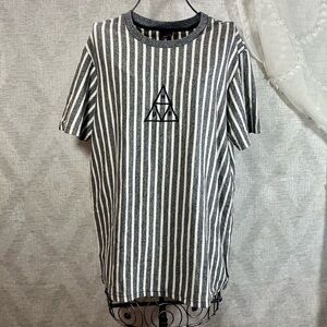 HUF vertical grey and white lines crewneck t shirt size M